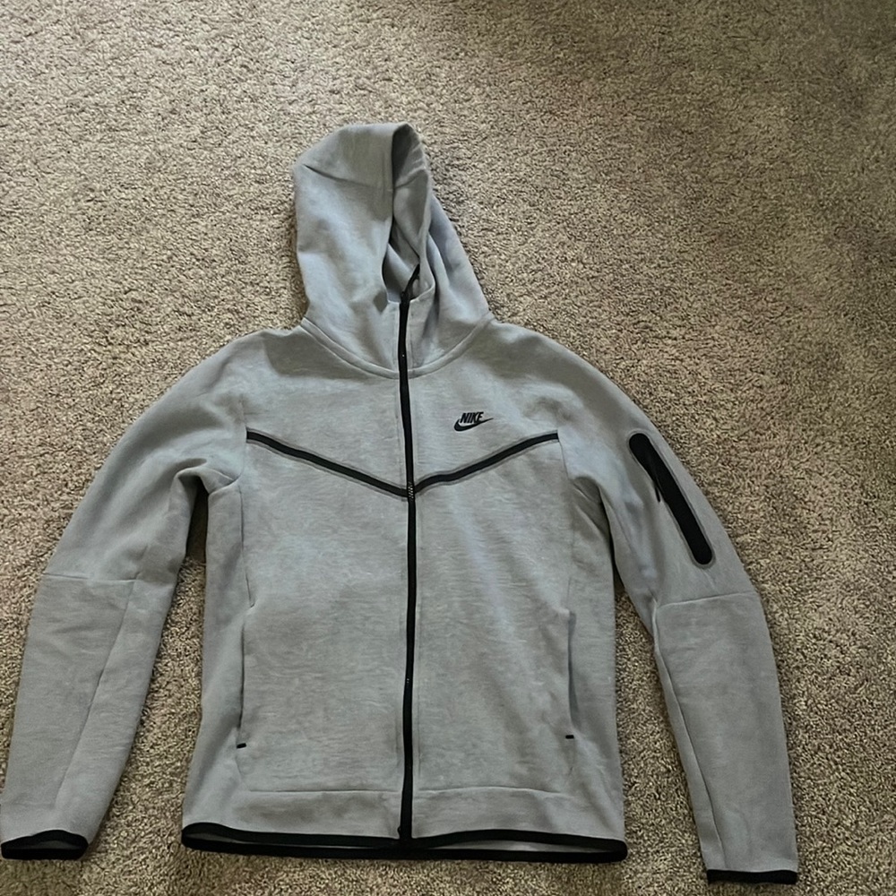 Men’s Nike tech grey size small
